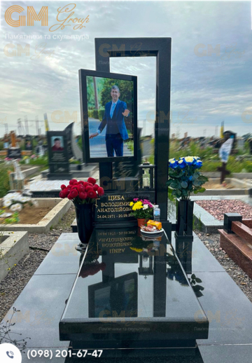 сучасний пам'ятник чоловікові з чорного граніту, кольоровий портрет №1024