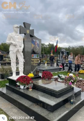 гранітний пам’ятник військовому з мармуровою скульптурою №1236