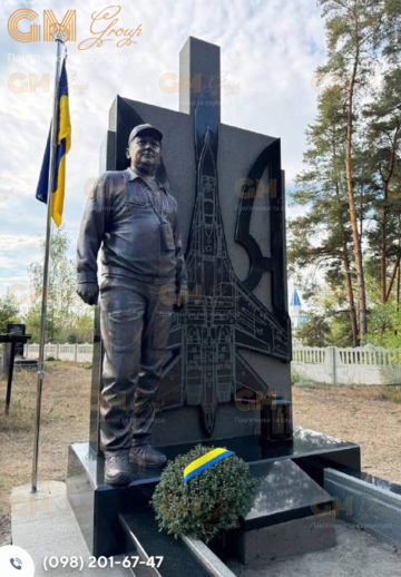 монумент военному со скульптурой из бронзы №1019