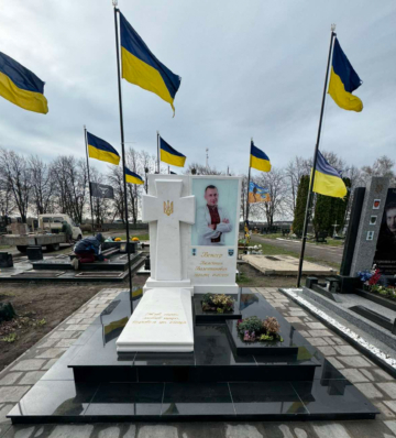 мармуровий пам'ятник військовому з козацьким хрестом №1025