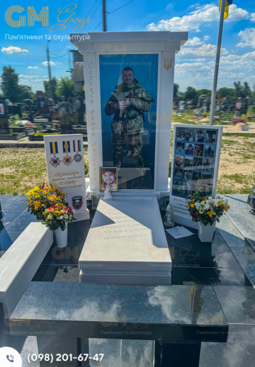 мармуровий пам'ятник військовому з кольоровим портретом №1020