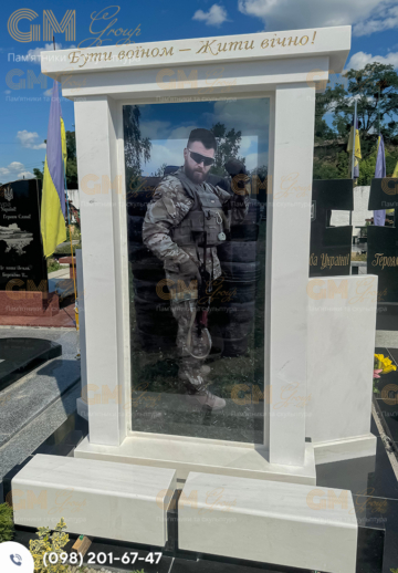 памятник военному из белого мрамора с цветним портретом №1020
