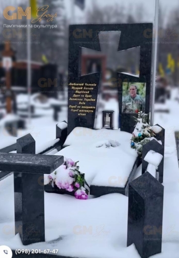 гранітний пам’ятник військовому з вирізаним силуетом хреста №3397