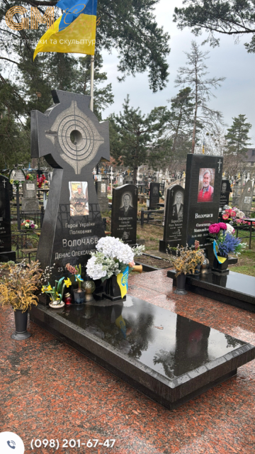 Гранітний пам'ятник чоловіку у вигляді хреста №11677