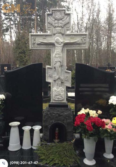 двойной памятник с мраморным крестом