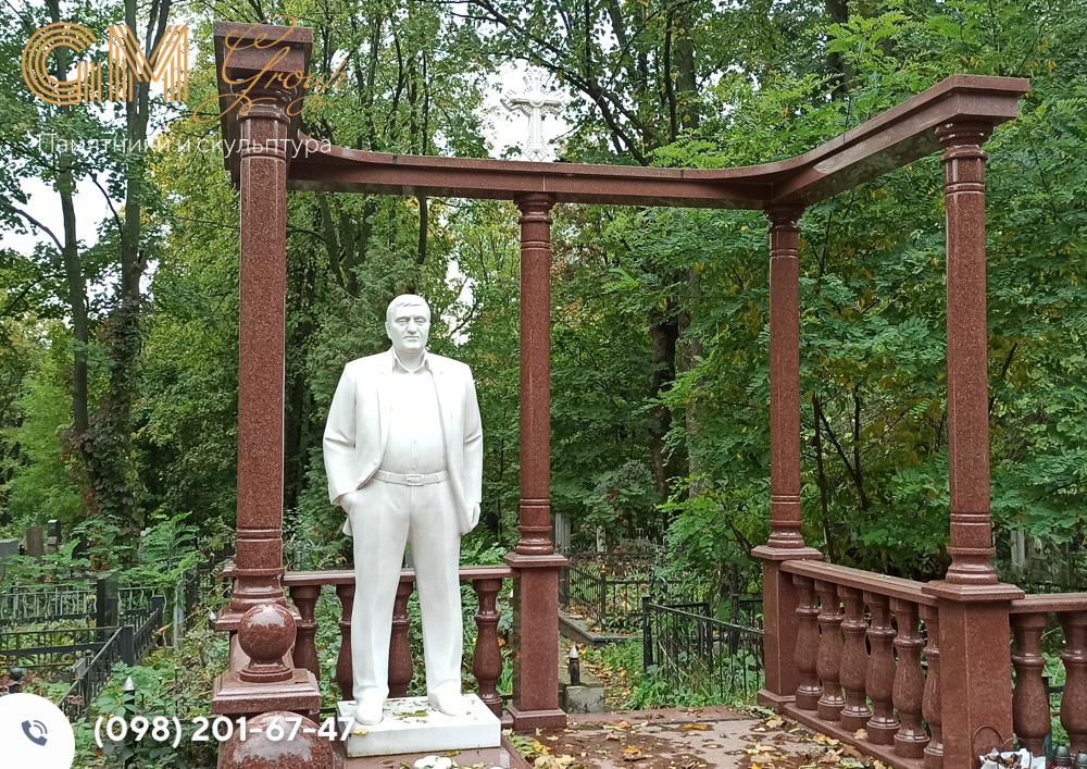 мемориальный памятник мужчине со статуей