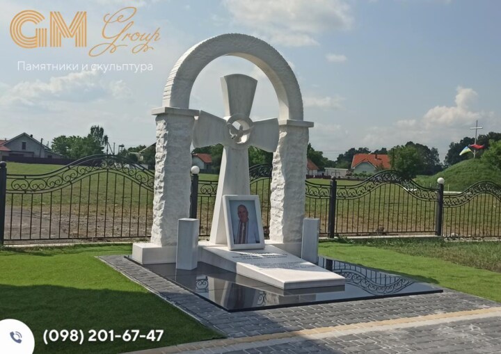 Памятник мужчине из белого мрамора с крестом № 3304