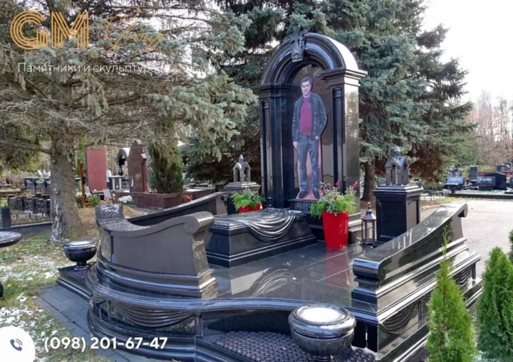 гранитный памятник мужчине с портретом в полный рост № 557