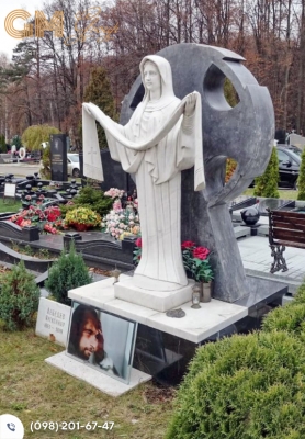 памятник мужчине со скульптурой и крестом №1489