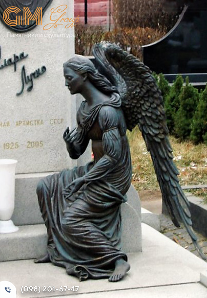 памятник женщине со скульптурой ангела из бронзы