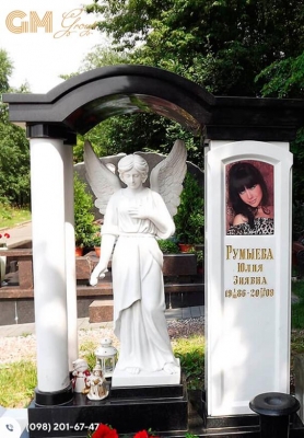 памятник из гранита и мрамора женщине со скульптурой ангела №499