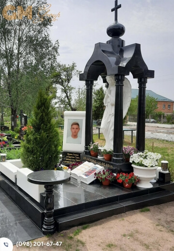 Памятник мужчине из гранита и мрамора со скульптурой ангела №1276