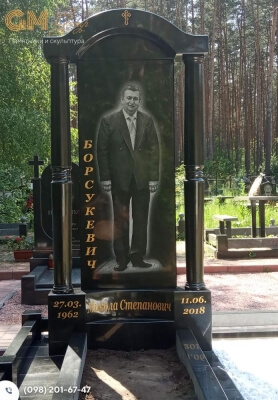Памятник мужчине из черного гранит с портретом в полный рост №3271