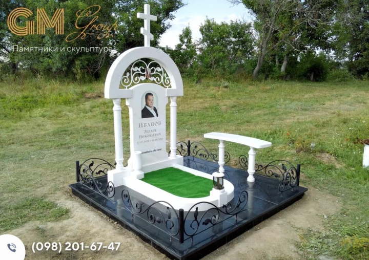 Мраморный памятник мужчине с колонами и аркой №2886