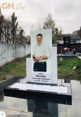 гранітний пам'ятник чоловікові з кольоровим портретом №2867