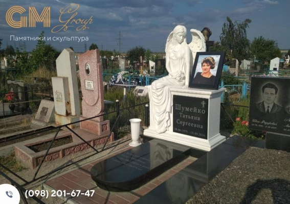 Памятник женщине со скульптурой ангела на тумбе PF-16