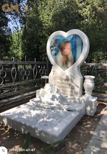 пам'ятник дитині з мармуру у вигляді серця №2850