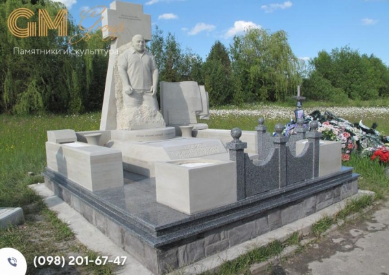 пам'ятник воїну зсу з білого мармуру зі скульптурою №1840