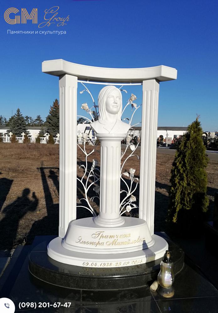 памятник из мрамора с бюстом женщины