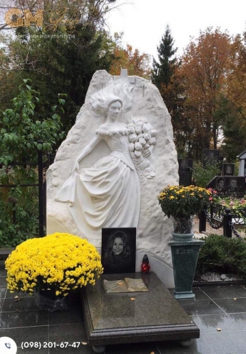 памятник из мрамора женщине со скульптурой барельеф №1876