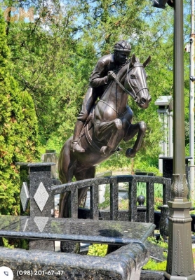 пам'ятник з скульптурою людини на коні №1807