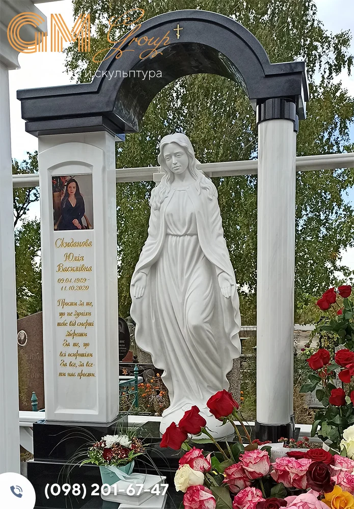 памятник из гранита и мрамора женщине со скульптурой