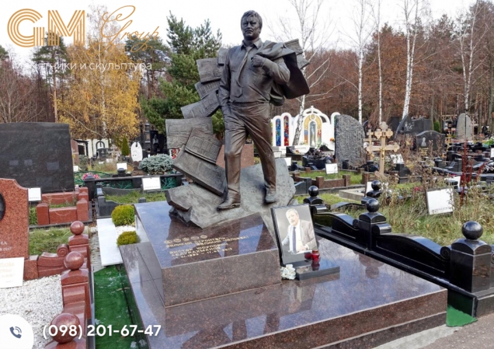 пам'ятник чоловікові зі скульптурою із бронзи №1502
