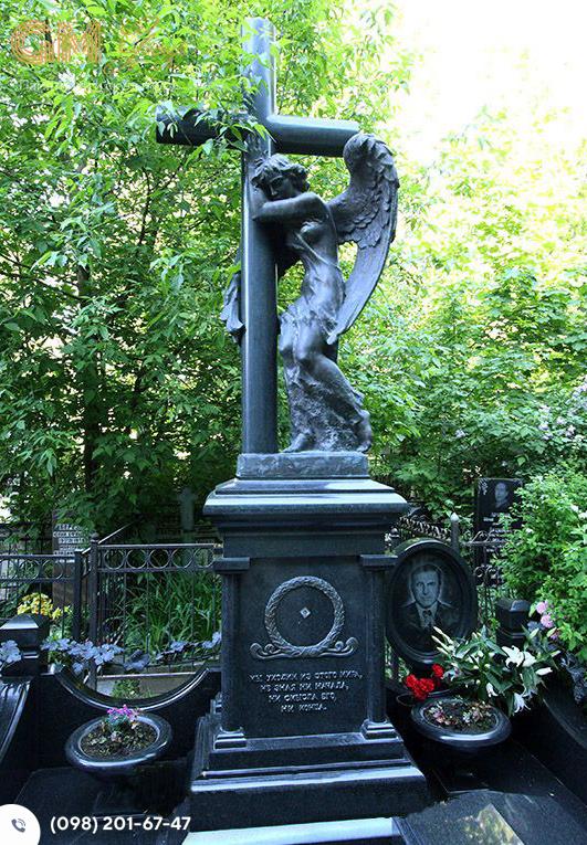памятник из бронзы со скульптурой ангела и крестом